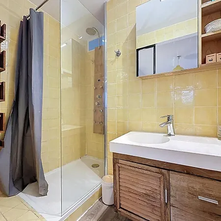 Large House With Garden And Parking, Near Metro Saint-Denis (Seine-Saint-Denis)