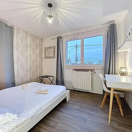 Large House With Garden And Parking, Near Metro * Saint-Denis (Seine-Saint-Denis)