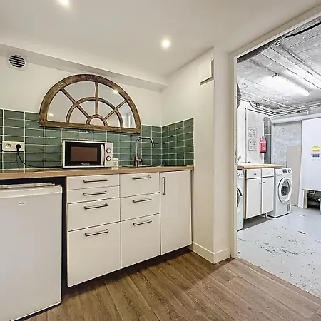 Large House With Garden And Parking, Near Metro *